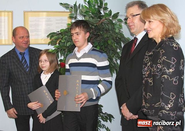 Zdjęcie w galerii na portalu naszraciborz.pl: Najlepsi uczniowie dostali stypendium wiadomości z regionu