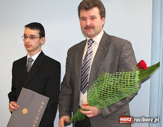 Zdjęcie w galerii na portalu naszraciborz.pl: Najlepsi uczniowie dostali stypendium wiadomości z regionu