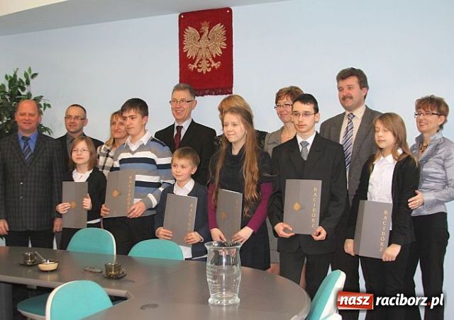 Zdjęcie w galerii na portalu naszraciborz.pl: Najlepsi uczniowie dostali stypendium wiadomości z regionu