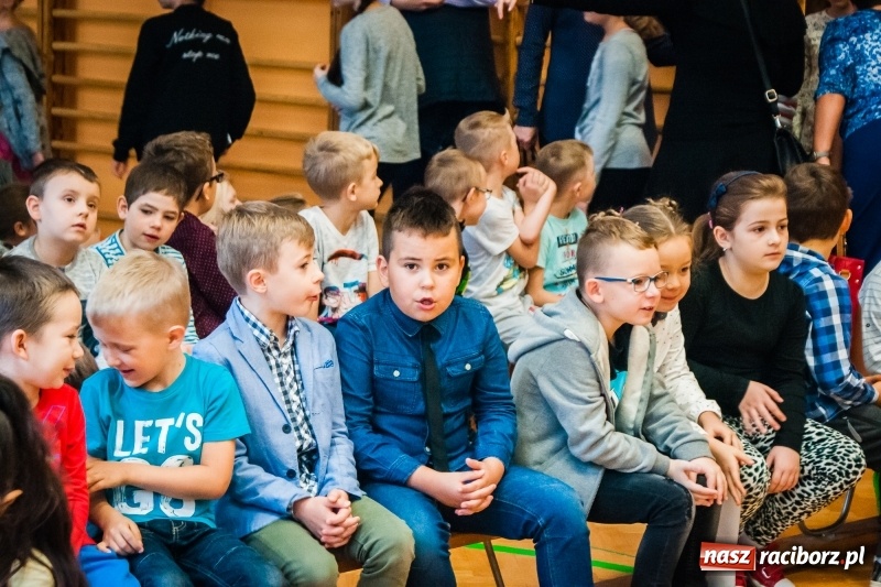 Zdjęcie w galerii na portalu naszraciborz.pl: Uczniowie SP 13 zostali pasowani na Świetlika wiadomości z regionu