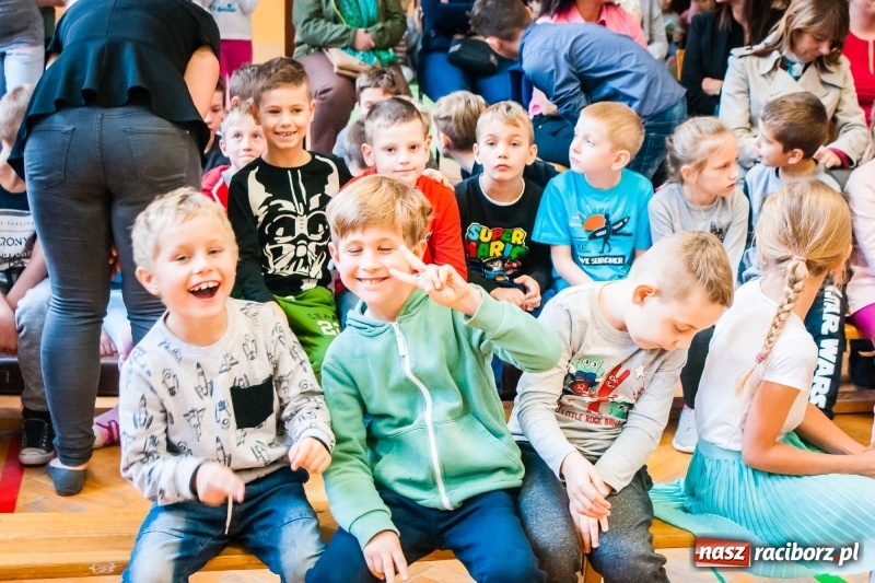 Zdjęcie w galerii na portalu naszraciborz.pl: Uczniowie SP 13 zostali pasowani na Świetlika wiadomości z regionu