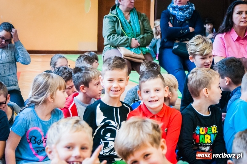 Zdjęcie w galerii na portalu naszraciborz.pl: Uczniowie SP 13 zostali pasowani na Świetlika wiadomości z regionu