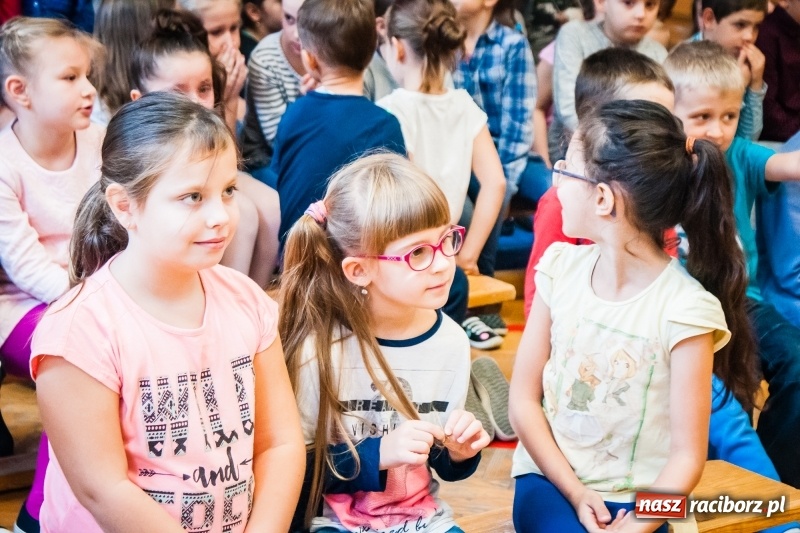 Zdjęcie w galerii na portalu naszraciborz.pl: Uczniowie SP 13 zostali pasowani na Świetlika wiadomości z regionu