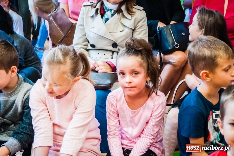 Zdjęcie w galerii na portalu naszraciborz.pl: Uczniowie SP 13 zostali pasowani na Świetlika wiadomości z regionu