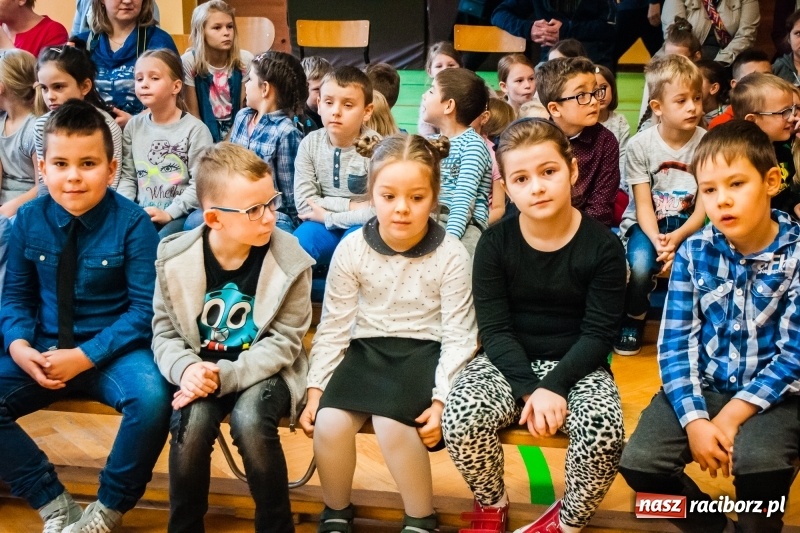 Zdjęcie w galerii na portalu naszraciborz.pl: Uczniowie SP 13 zostali pasowani na Świetlika wiadomości z regionu