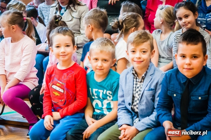 Zdjęcie w galerii na portalu naszraciborz.pl: Uczniowie SP 13 zostali pasowani na Świetlika wiadomości z regionu