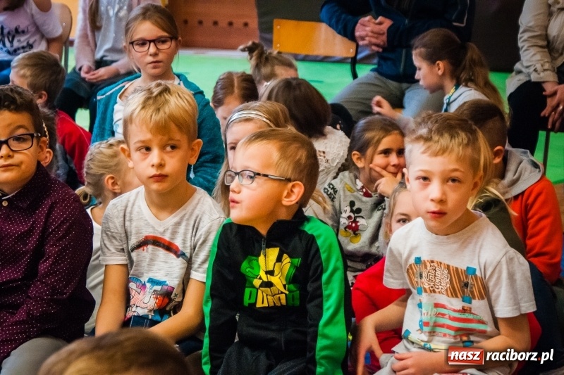 Zdjęcie w galerii na portalu naszraciborz.pl: Uczniowie SP 13 zostali pasowani na Świetlika wiadomości z regionu
