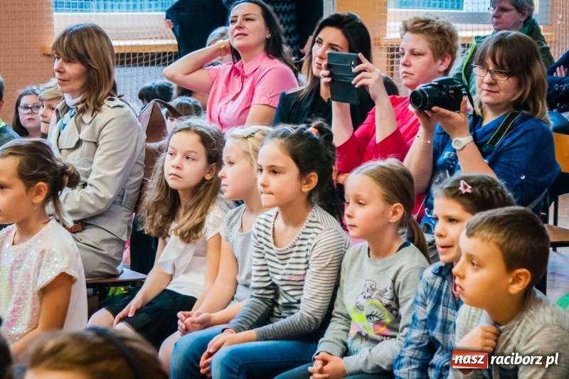 Zdjęcie w galerii na portalu naszraciborz.pl: Uczniowie SP 13 zostali pasowani na Świetlika wiadomości z regionu