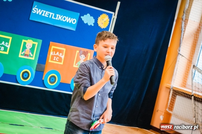 Zdjęcie w galerii na portalu naszraciborz.pl: Uczniowie SP 13 zostali pasowani na Świetlika wiadomości z regionu