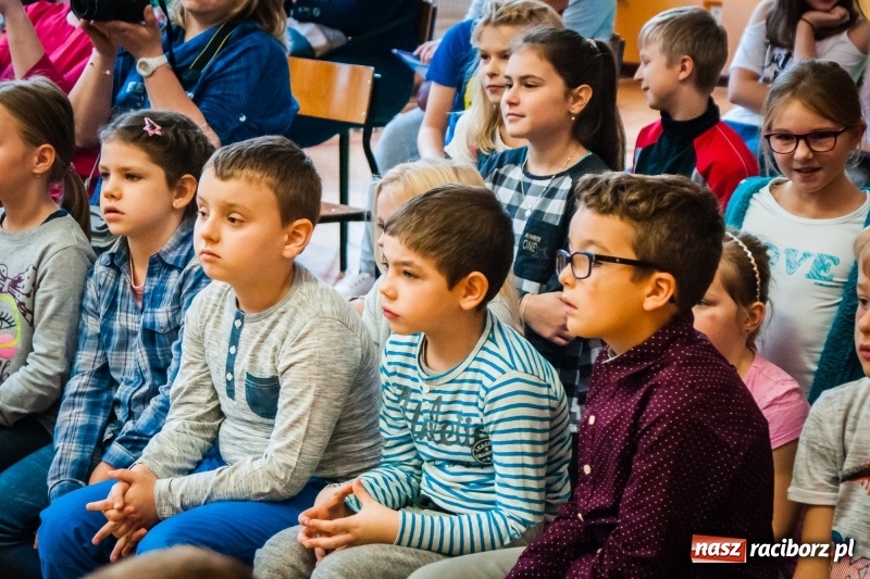 Zdjęcie w galerii na portalu naszraciborz.pl: Uczniowie SP 13 zostali pasowani na Świetlika wiadomości z regionu
