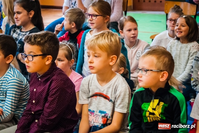 Zdjęcie w galerii na portalu naszraciborz.pl: Uczniowie SP 13 zostali pasowani na Świetlika wiadomości z regionu