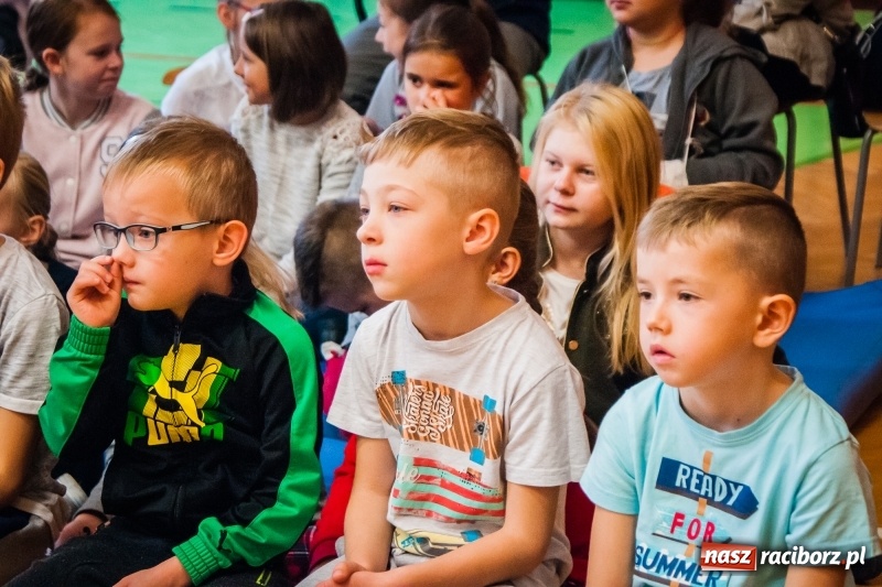 Zdjęcie w galerii na portalu naszraciborz.pl: Uczniowie SP 13 zostali pasowani na Świetlika wiadomości z regionu