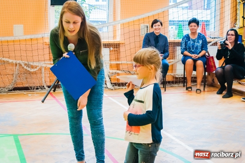 Zdjęcie w galerii na portalu naszraciborz.pl: Uczniowie SP 13 zostali pasowani na Świetlika wiadomości z regionu