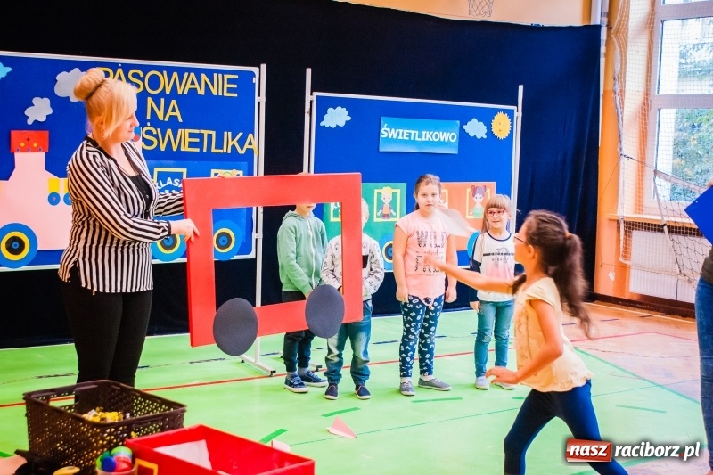 Zdjęcie w galerii na portalu naszraciborz.pl: Uczniowie SP 13 zostali pasowani na Świetlika wiadomości z regionu