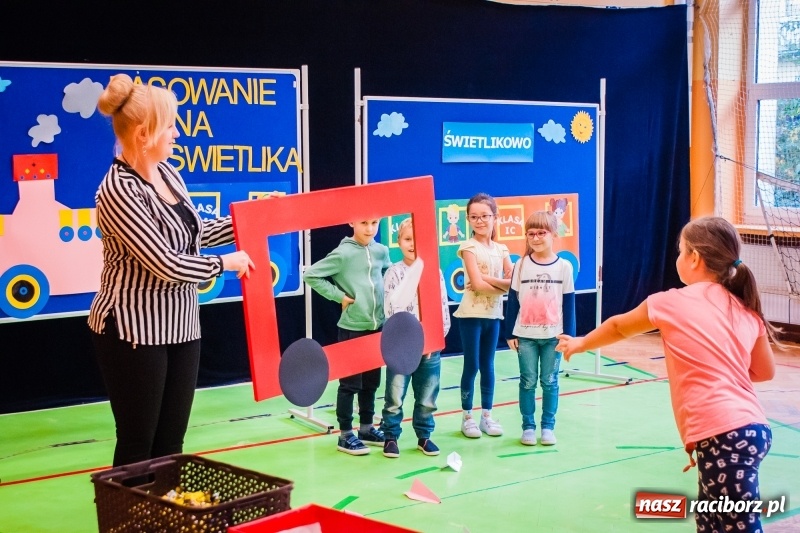 Zdjęcie w galerii na portalu naszraciborz.pl: Uczniowie SP 13 zostali pasowani na Świetlika wiadomości z regionu