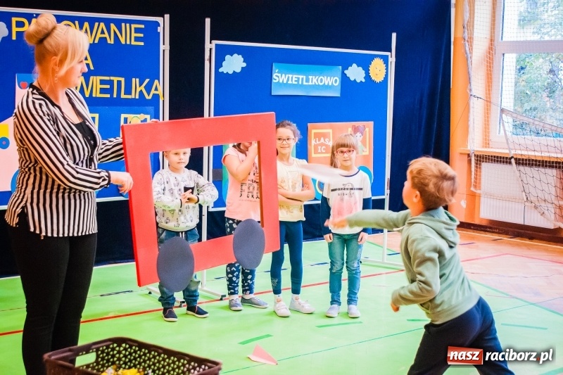 Zdjęcie w galerii na portalu naszraciborz.pl: Uczniowie SP 13 zostali pasowani na Świetlika wiadomości z regionu