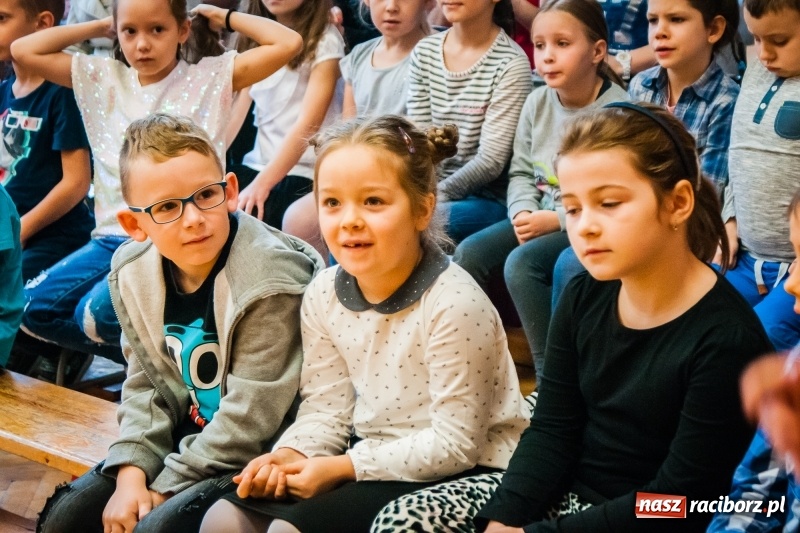 Zdjęcie w galerii na portalu naszraciborz.pl: Uczniowie SP 13 zostali pasowani na Świetlika wiadomości z regionu