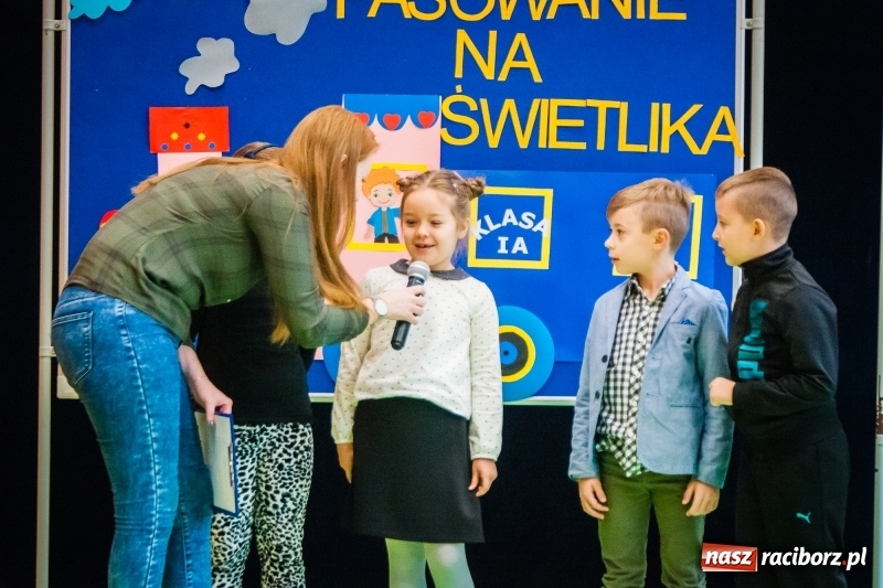 Zdjęcie w galerii na portalu naszraciborz.pl: Uczniowie SP 13 zostali pasowani na Świetlika wiadomości z regionu