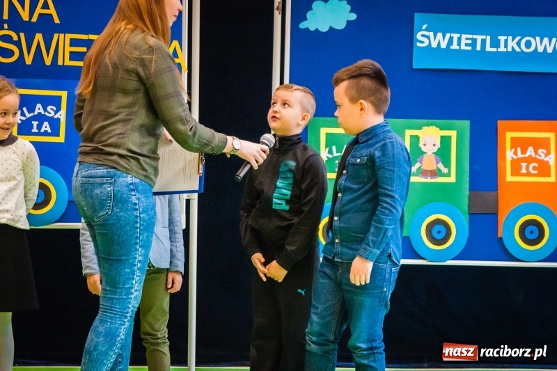 Zdjęcie w galerii na portalu naszraciborz.pl: Uczniowie SP 13 zostali pasowani na Świetlika wiadomości z regionu
