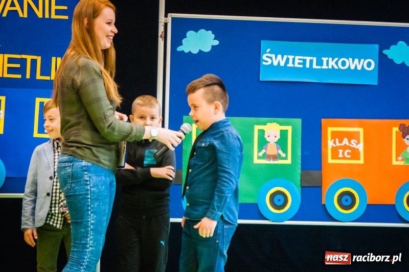 Zdjęcie w galerii na portalu naszraciborz.pl: Uczniowie SP 13 zostali pasowani na Świetlika wiadomości z regionu