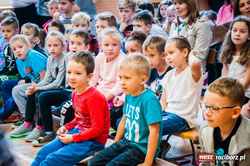 Zdjęcie w galerii na portalu naszraciborz.pl: Uczniowie SP 13 zostali pasowani na Świetlika wiadomości z regionu