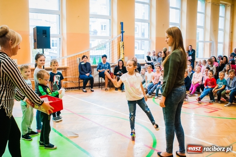 Zdjęcie w galerii na portalu naszraciborz.pl: Uczniowie SP 13 zostali pasowani na Świetlika wiadomości z regionu