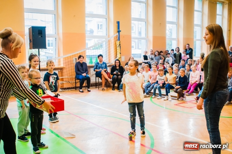 Zdjęcie w galerii na portalu naszraciborz.pl: Uczniowie SP 13 zostali pasowani na Świetlika wiadomości z regionu