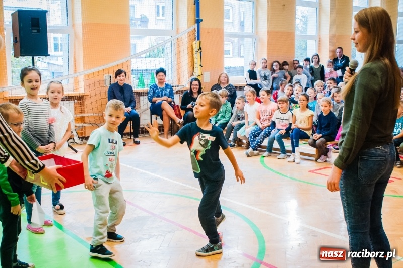 Zdjęcie w galerii na portalu naszraciborz.pl: Uczniowie SP 13 zostali pasowani na Świetlika wiadomości z regionu