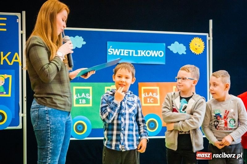 Zdjęcie w galerii na portalu naszraciborz.pl: Uczniowie SP 13 zostali pasowani na Świetlika wiadomości z regionu
