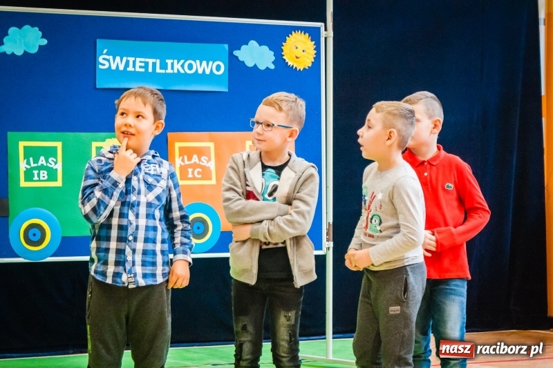 Zdjęcie w galerii na portalu naszraciborz.pl: Uczniowie SP 13 zostali pasowani na Świetlika wiadomości z regionu