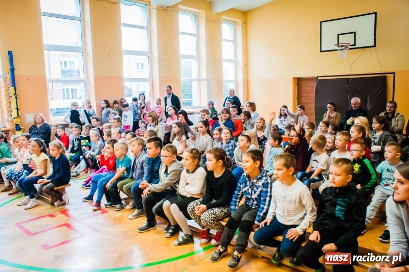 Zdjęcie w galerii na portalu naszraciborz.pl: Uczniowie SP 13 zostali pasowani na Świetlika wiadomości z regionu