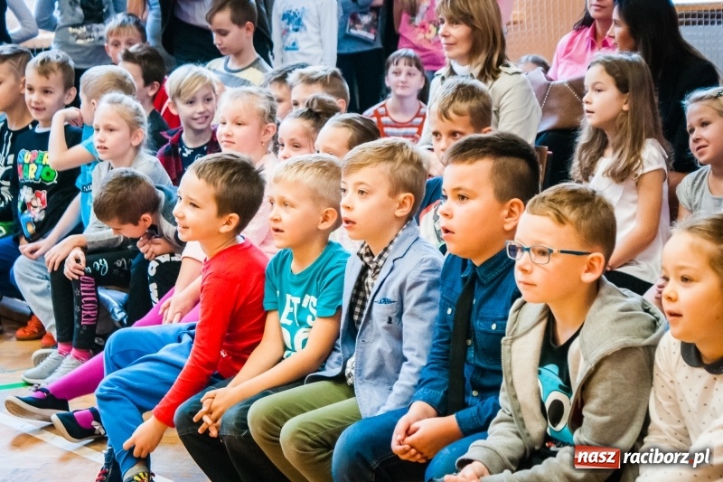 Zdjęcie w galerii na portalu naszraciborz.pl: Uczniowie SP 13 zostali pasowani na Świetlika wiadomości z regionu