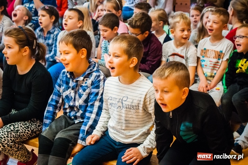 Zdjęcie w galerii na portalu naszraciborz.pl: Uczniowie SP 13 zostali pasowani na Świetlika wiadomości z regionu