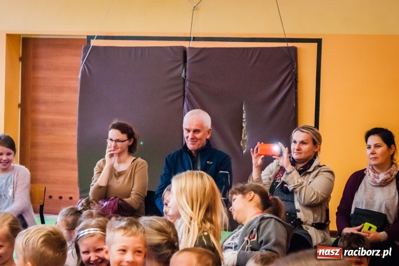 Zdjęcie w galerii na portalu naszraciborz.pl: Uczniowie SP 13 zostali pasowani na Świetlika wiadomości z regionu