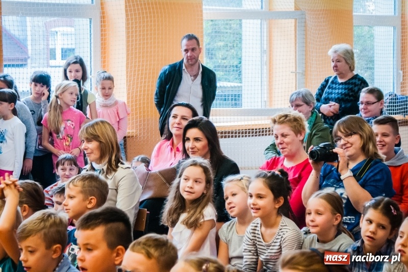 Zdjęcie w galerii na portalu naszraciborz.pl: Uczniowie SP 13 zostali pasowani na Świetlika wiadomości z regionu