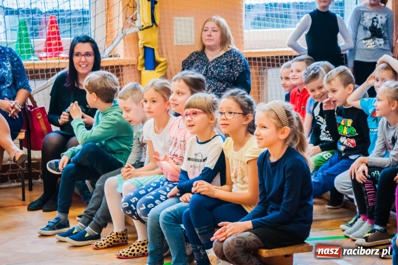Zdjęcie w galerii na portalu naszraciborz.pl: Uczniowie SP 13 zostali pasowani na Świetlika wiadomości z regionu