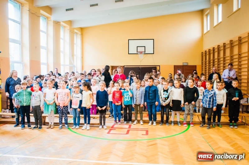 Zdjęcie w galerii na portalu naszraciborz.pl: Uczniowie SP 13 zostali pasowani na Świetlika wiadomości z regionu