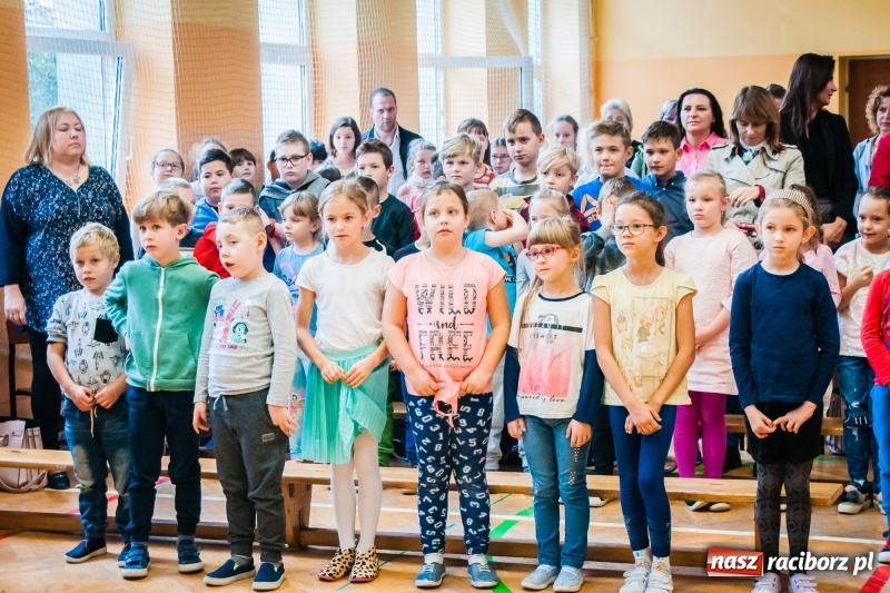 Zdjęcie w galerii na portalu naszraciborz.pl: Uczniowie SP 13 zostali pasowani na Świetlika wiadomości z regionu