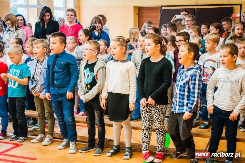Zdjęcie w galerii na portalu naszraciborz.pl: Uczniowie SP 13 zostali pasowani na Świetlika wiadomości z regionu