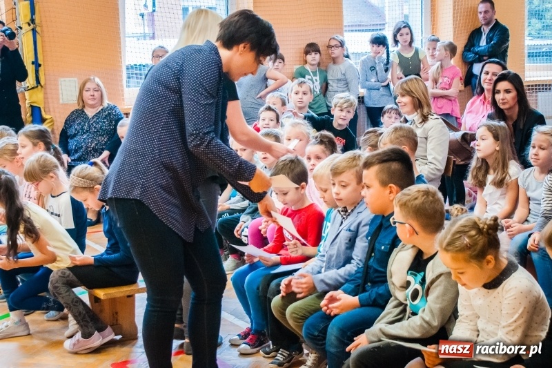 Zdjęcie w galerii na portalu naszraciborz.pl: Uczniowie SP 13 zostali pasowani na Świetlika wiadomości z regionu