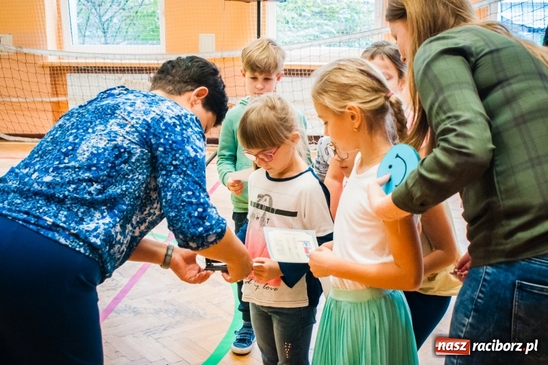 Zdjęcie w galerii na portalu naszraciborz.pl: Uczniowie SP 13 zostali pasowani na Świetlika wiadomości z regionu