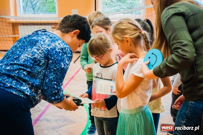 Zdjęcie w galerii na portalu naszraciborz.pl: Uczniowie SP 13 zostali pasowani na Świetlika wiadomości z regionu