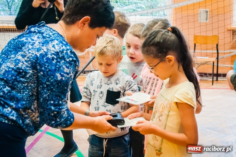 Zdjęcie w galerii na portalu naszraciborz.pl: Uczniowie SP 13 zostali pasowani na Świetlika wiadomości z regionu