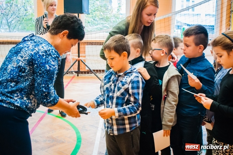 Zdjęcie w galerii na portalu naszraciborz.pl: Uczniowie SP 13 zostali pasowani na Świetlika wiadomości z regionu