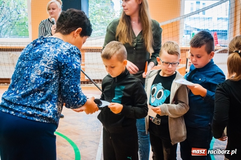 Zdjęcie w galerii na portalu naszraciborz.pl: Uczniowie SP 13 zostali pasowani na Świetlika wiadomości z regionu