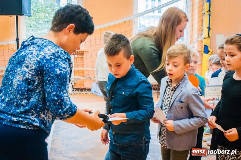 Zdjęcie w galerii na portalu naszraciborz.pl: Uczniowie SP 13 zostali pasowani na Świetlika wiadomości z regionu