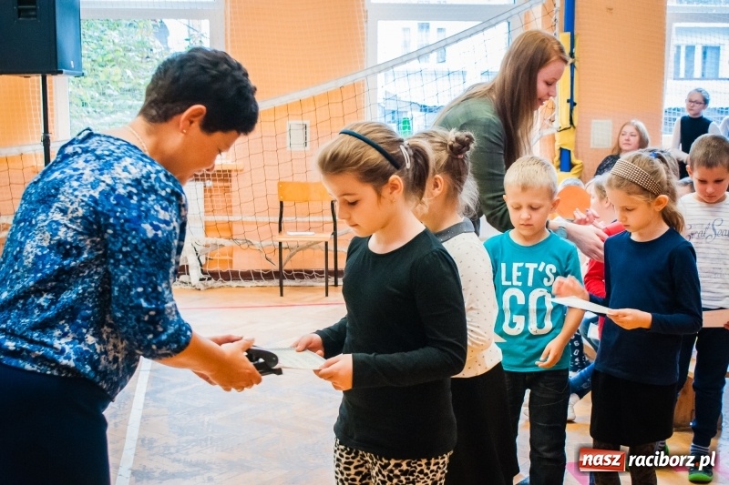 Zdjęcie w galerii na portalu naszraciborz.pl: Uczniowie SP 13 zostali pasowani na Świetlika wiadomości z regionu