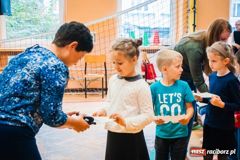Zdjęcie w galerii na portalu naszraciborz.pl: Uczniowie SP 13 zostali pasowani na Świetlika wiadomości z regionu