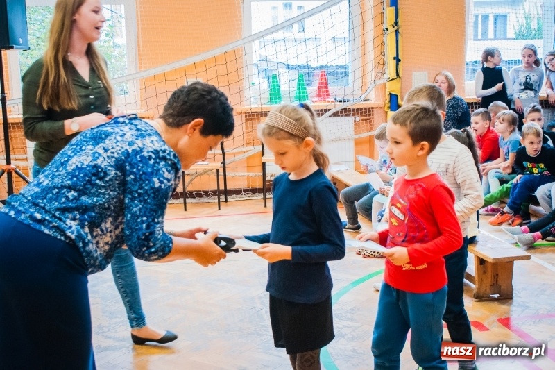 Zdjęcie w galerii na portalu naszraciborz.pl: Uczniowie SP 13 zostali pasowani na Świetlika wiadomości z regionu
