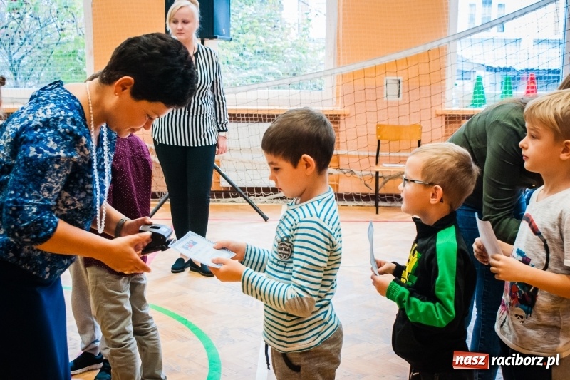 Zdjęcie w galerii na portalu naszraciborz.pl: Uczniowie SP 13 zostali pasowani na Świetlika wiadomości z regionu